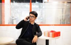 Menakar Ulang Arti Kehadiran Saat Kacamata Pintar Mengubah Suasana Kedai Kopi di Perkotaan