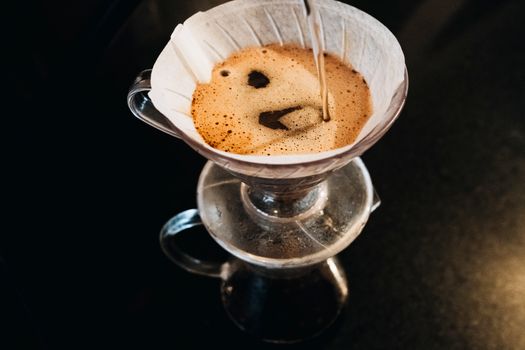 Menemukan Kembali Ritme Lambat Lewat Ritual Menyeduh Kopi Manual Tanpa Gangguan Layar Kaca