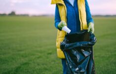 Menjelajah Tren Plogging: Menjaga Kebugaran Tubuh Sekaligus Membebaskan Ruang Publik dari Sampah Plastik
