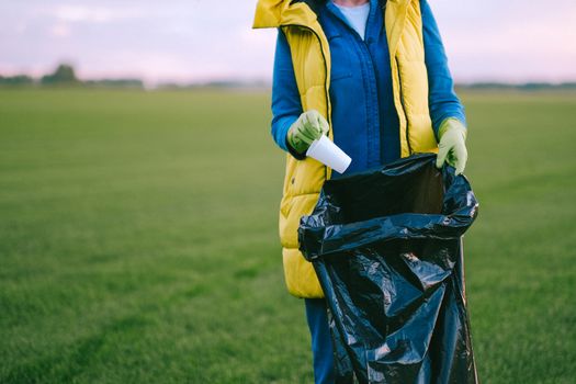 Menjelajah Tren Plogging: Menjaga Kebugaran Tubuh Sekaligus Membebaskan Ruang Publik dari Sampah Plastik