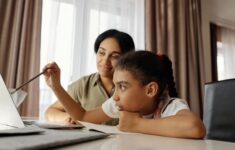 Menatap Ulang Tren Sekolah Rumah di Tengah Riuk Edukasi Digital Nusantara