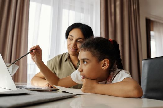 Menatap Ulang Tren Sekolah Rumah di Tengah Riuk Edukasi Digital Nusantara