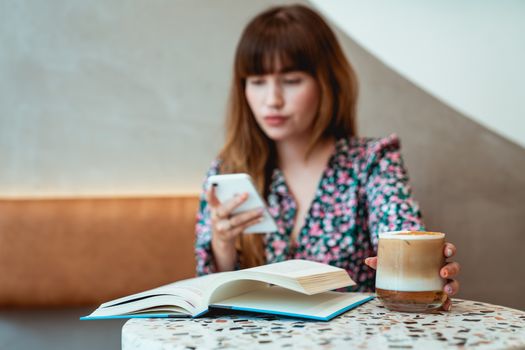 Mengatur Ulang Otak: Gaya Hidup Minimalisme Digital Baru di Tengah Kepungan Asisten Pintar