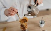 Seni Menemukan Kembali Ritme Hidup Lambat Lewat Ritual Menyeduh Kopi Manual di Rumah