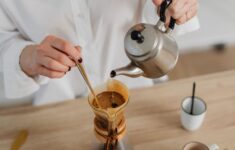 Seni Menemukan Kembali Ritme Hidup Lambat Lewat Ritual Menyeduh Kopi Manual di Rumah