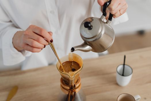 Seni Menemukan Kembali Ritme Hidup Lambat Lewat Ritual Menyeduh Kopi Manual di Rumah