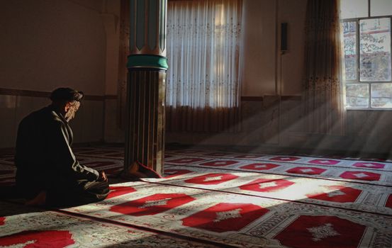 Menemukan Kedamaian Spiritual di Tengah Jam Kerja dan Riuk Hiruk-Pikuk Perkotaan