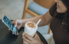 Menatap Layar Tanpa Kehilangan Arah: Seni Mengkurasi Konten Digital Agar Kesehatan Mental Tetap Terjaga
