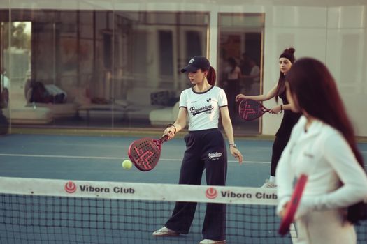 Gaya Hidup Sehat Urban: Ketika Lari Komunitas dan Padel Menguasai Kota Besar Indonesia