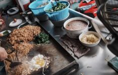 Berburu Kuliner Viral Murah: Ketika Selera Perkotaan Berkelana Menembus Gang Sempit