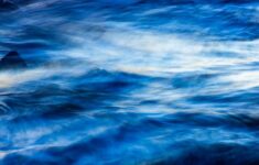 Menyibak Misteri Laut Bercahaya dan Pendar Biru Alami di Pesisir Nusantara