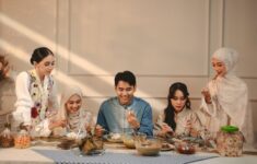 Menanamkan Budi Pekerti pada Anak di Tengah Derasnya Arus Digitalisasi Keluarga