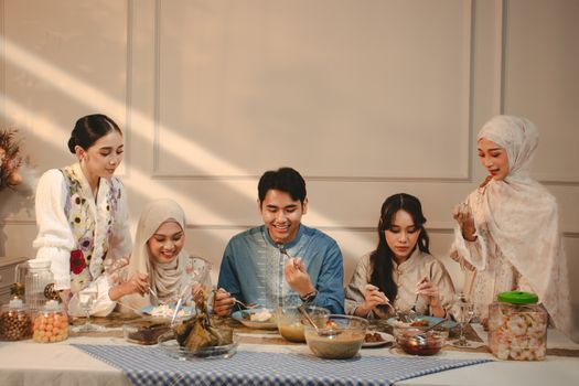 Menanamkan Budi Pekerti pada Anak di Tengah Derasnya Arus Digitalisasi Keluarga