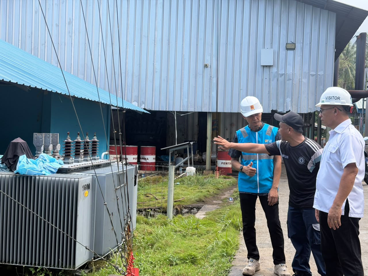 Atasi Krisis Listrik Anambas, Bupati Aneng Tinjau Langsung Kedatangan Mesin PLTD di Tanjung Momong 2 WhatsApp Image 2026 10 22 at 11.57.09