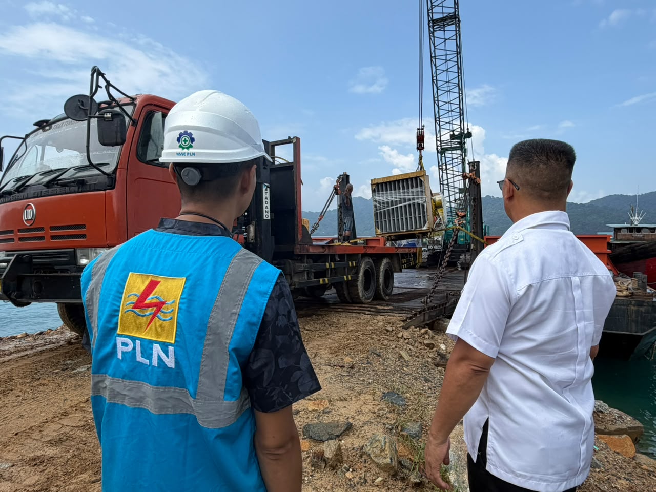 Atasi Krisis Listrik Anambas, Bupati Aneng Tinjau Langsung Kedatangan Mesin PLTD di Tanjung Momong 3 WhatsApp Image 2026 10 22 at 11.57.10