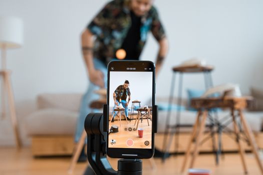 Pergeseran Tren Hiburan Digital: Dari Video Singkat Menuju Layar Mikro Drama Vertikal