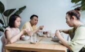 Menanamkan Benih Etika di Tengah Arus Digitalisasi Keluarga Urban Indonesia