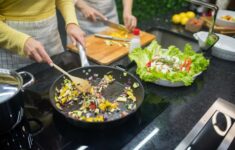 Seni Memasak Cepat Lima Belas Menit untuk Menghadirkan Makanan Lezat Berutrisi di Rumah