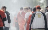 Melintasi Batas Lapangan: Mengapa Sepak Bola Menjadi Ritual Utama Akhir Pekan Urban