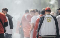 Melintasi Batas Lapangan: Mengapa Sepak Bola Menjadi Ritual Utama Akhir Pekan Urban