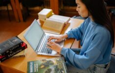 Menemukan Kembali Seni Belajar: Membangun Keseimbangan Mahasiswa di Tengah Dominasi Perkuliahan Hybrid