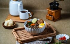 Menjelajah Kedalaman Rasa Rawon Masak Lambat di Tengah Riuk Menteng