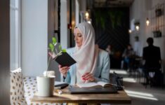 Menemukan Kedamaian Otentik Melalui Tradisi Belajar Agama yang Mendalam di Tengah Riuh Digital
